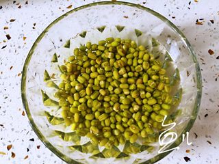 2、绿豆小米粥,绿豆清洗干净，用清水浸泡3-5小时