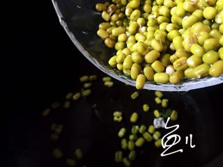 3、绿豆小米粥,砂锅中放入适量清水，倒入绿豆，大火煮沸转小火慢煮