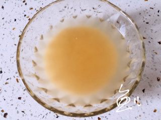 5、绿豆小米粥,小米淘洗干净，用少许清水浸泡