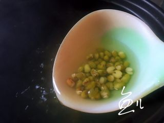 6、绿豆小米粥,绿豆煮约10分钟，呈现这样的状态