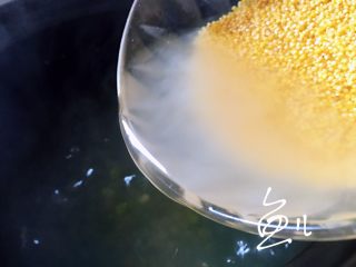 7、绿豆小米粥,倒入小米，要勤搅动，以免粘锅底