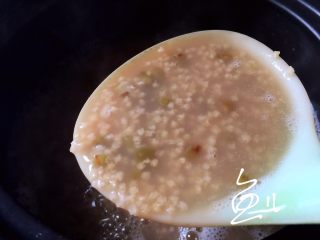 9、绿豆小米粥,呈现这样粘稠的状态即可熄火