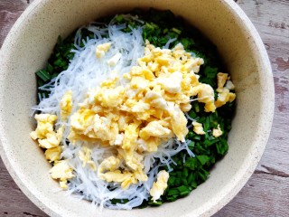 8、不擀皮~皮薄馅大~韭菜馅饼,再把鸡蛋放进去。