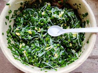 9、不擀皮~皮薄馅大~韭菜馅饼,加入适量食用油,调匀后再加食盐。