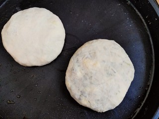 15、不擀皮~皮薄馅大~韭菜馅饼,电平铛烧热,加少许油,把饼放进去。