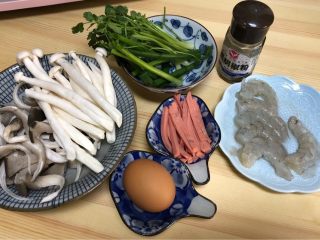 1、三鲜菌菇汤,准备好所有食材,平菇,海鲜菇,葱,香菜,鸡蛋,火腿肠,大虾,胡椒粉,盐,花生油,蚝油。