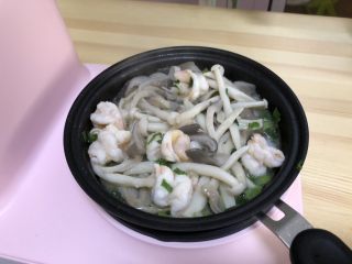 6、三鲜菌菇汤,放入焯水后的蘑菇煸炒加少许蚝油。