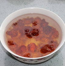 1、桃胶薏米养颜祛斑粥,桃胶浸泡十四个小时