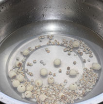 3、桃胶薏米养颜祛斑粥,莲子、薏米浸泡2个小时