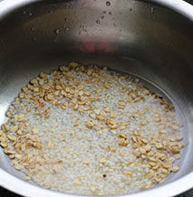 4、桃胶薏米养颜祛斑粥,清洗好燕麦和粳米