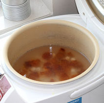 5、桃胶薏米养颜祛斑粥,电饭煲中加入桃胶、薏米、小米、粳米、燕麦、莲子