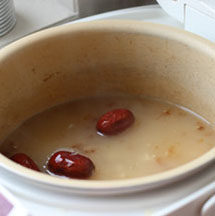 6、桃胶薏米养颜祛斑粥,煮到40分钟时，加入冰糖和红枣，再煮20分钟即可