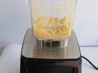 2、香酥绿豆饼,加入糖，放入破壁机中，打碎备用。