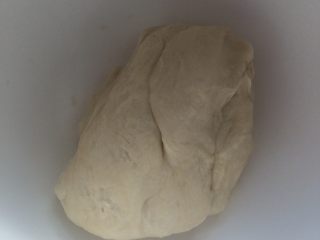 4、香酥绿豆饼, 混合材料B,制成酥皮，醒发20分钟。