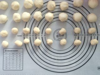 5、香酥绿豆饼,酥油分成每份约10g,酥皮分成每份约25g