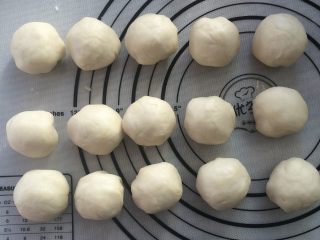 6、香酥绿豆饼,将酥油包入酥皮中，揉圆。