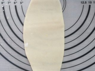 7、香酥绿豆饼,取一面团，压扁，擀成鸭舌状。