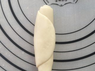 8、香酥绿豆饼,卷起，松弛10分钟。