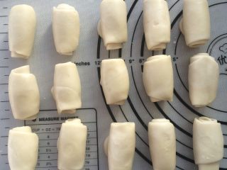 9、香酥绿豆饼, 再按扁，擀长，卷起，松弛10分钟。