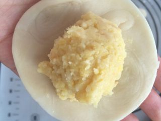 11、香酥绿豆饼,包入豆沙馅，像包包子一样包紧豆沙。