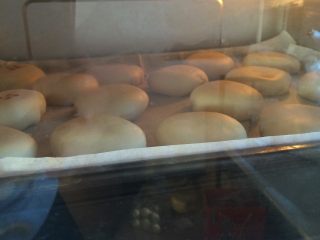 12、香酥绿豆饼,烤箱预热，180度25分钟即可。