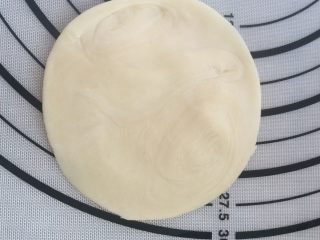 10、香酥绿豆饼,取一面团，中间按压，再擀圆。