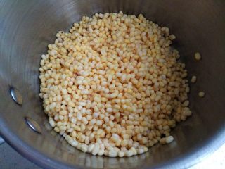 3、绿豆糕,捞出浸泡12的去皮绿豆。沥干水份。