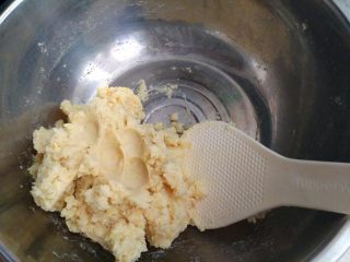 5、绿豆糕,把蒸好的绿豆压成豆泥状。