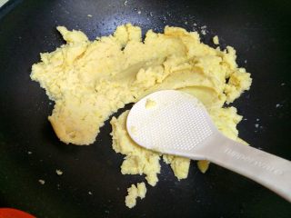 6、绿豆糕,锅里放入植物油，下入压好的去皮绿豆泥。翻炒至粘稠。