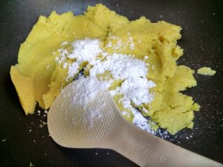 7、绿豆糕,去皮绿豆炒至粘稠时，加细砂糖，继续翻炒。