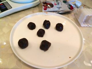 10、绿豆糕,把玫瑰豆沙揉成小团。一个豆沙20克