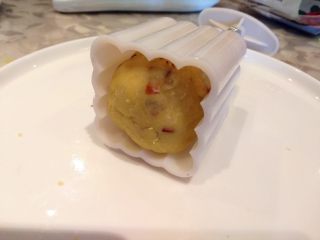 13、绿豆糕,放入月饼模具中，按平四角后扣出来就可以了。