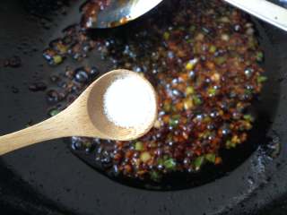 8、家常豆腐,分别放入蚝油、生抽和盐炒匀