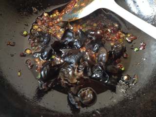 9、家常豆腐,放入木耳煸炒片刻