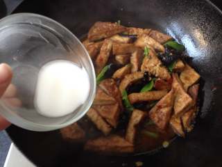 13、家常豆腐,最后倒入水淀粉勾芡收汁即可