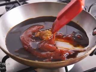 4、炸肉饼,把番茄酱、味淋、酱油、伍斯特酱汁、味增倒入锅里,小火煮