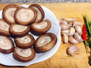 1、蒜蓉蚝油香菇,准备原材料香菇去蒂洗净控干水分、蒜、红辣椒备用