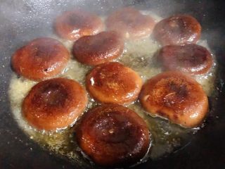 3、蒜蓉蚝油香菇,香菇一面煎好再煎制另一面