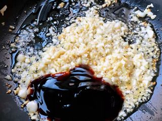 5、蒜蓉蚝油香菇,蒜翻炒去皮剁成蒜末锅中底油加热放入蒜蓉爆香再放入蚝油