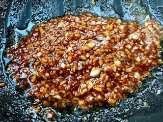 6、蒜蓉蚝油香菇,蚝油和蒜蓉完全融入一起入味即可出锅