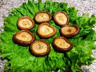 7、蒜蓉蚝油香菇,生菜洗净控干水分摆入盘中做装饰再摆上香菇