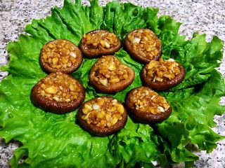 8、蒜蓉蚝油香菇,炒好的蚝油蒜蓉依次装入香菇中