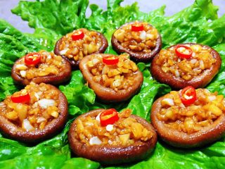 9、蒜蓉蚝油香菇,最后摆上红辣椒即美观又提味