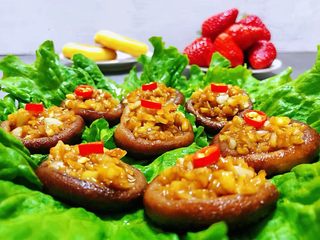 11、蒜蓉蚝油香菇,香菇的营养价值很丰富适合各类人群食用