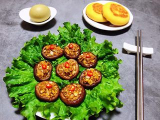 10、蒜蓉蚝油香菇,搭配小火烧和鸡蛋一起吃就更美味