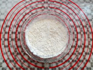 4、野葱鸡蛋饼儿,面粉,淀粉,胡椒粉混合均匀