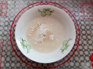 5、野葱鸡蛋饼儿,准备干净的大碗,放入面粉,水