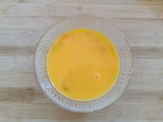 8、野葱鸡蛋饼儿,鸡蛋去壳搅拌均匀