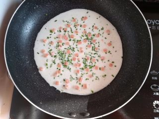 10、野葱鸡蛋饼儿, 在面糊上撒上适量的野葱碎和火腿肠丁,开小火煎饼