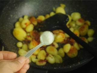 10、香煎小土豆,撒入盐